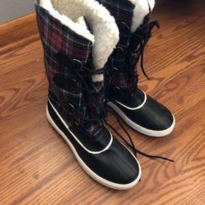 Black winter boots